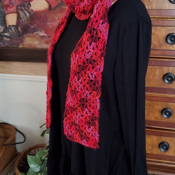 NWT BEAUTIFUL CRUSHED BERRY COLOR HANDMADE CROCHET SCARF  #1036 - Picture 3 of 6